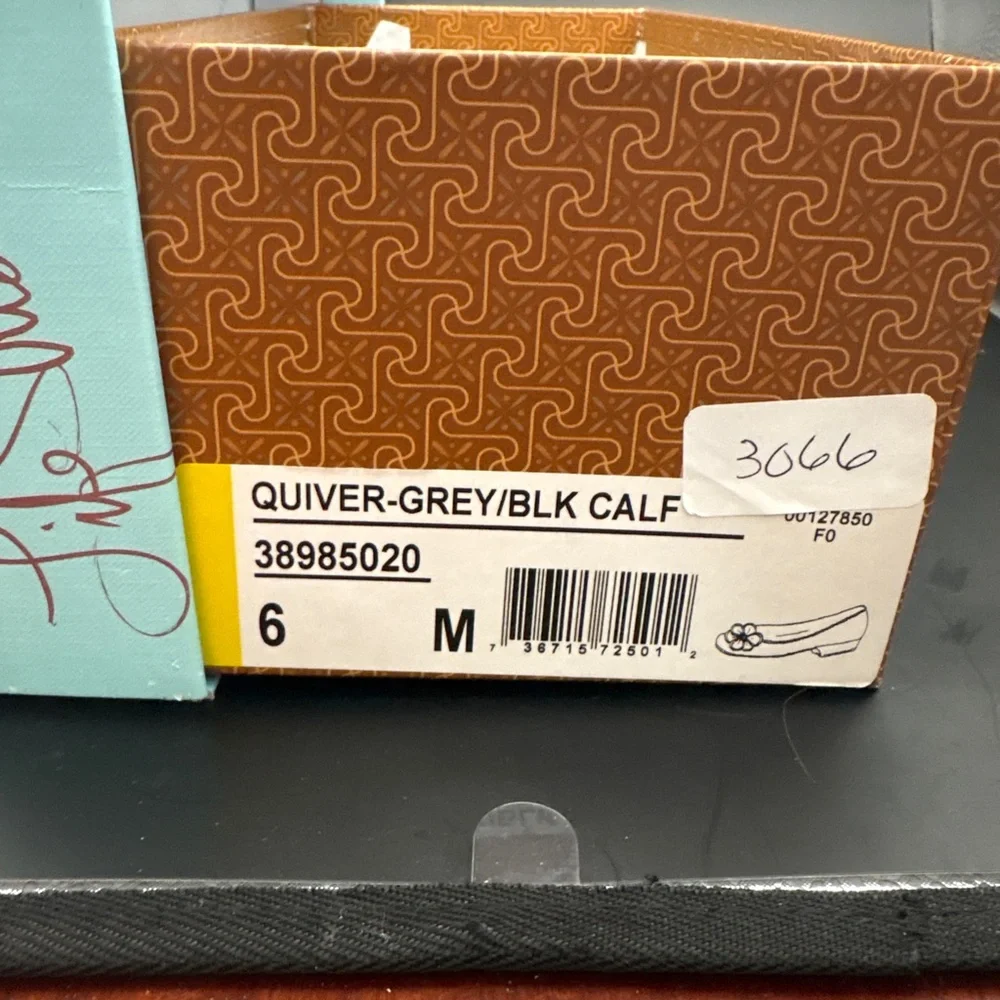 LifeStride Oliver Gray Flower Detail Flats Size 6 EUC Original Box